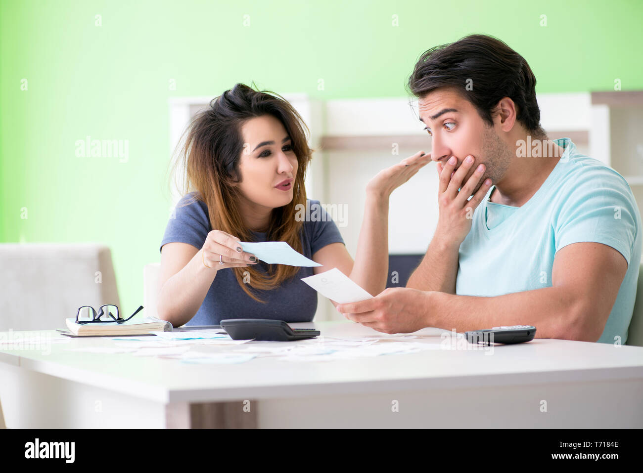 Famiglia giovane lottando con personal finance Foto Stock