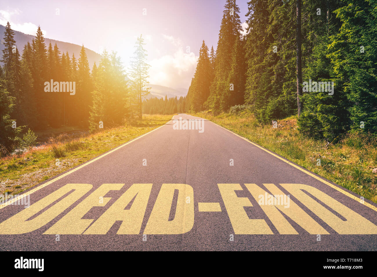 Dead-end scritto su strada in montagna. Dead-end text sulla strada. Foto Stock