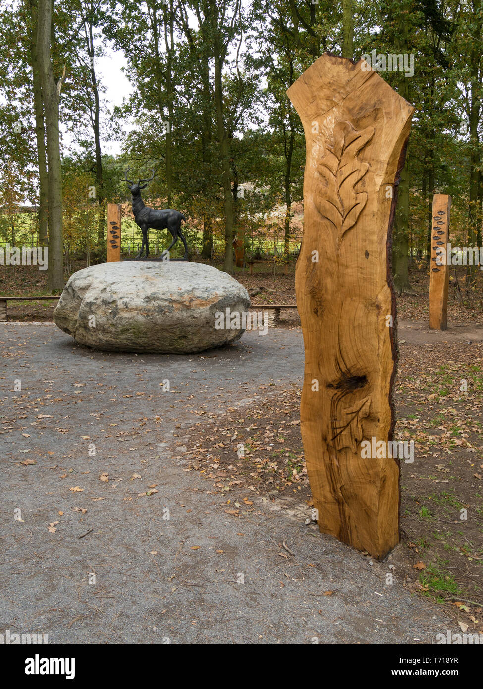 Scultura di cervi rossi feste di addio al celibato e pilastro di quercia con placche di ricordo nella Glenfield Lodge Park Memorial legno, Leicestershire, England, Regno Unito Foto Stock
