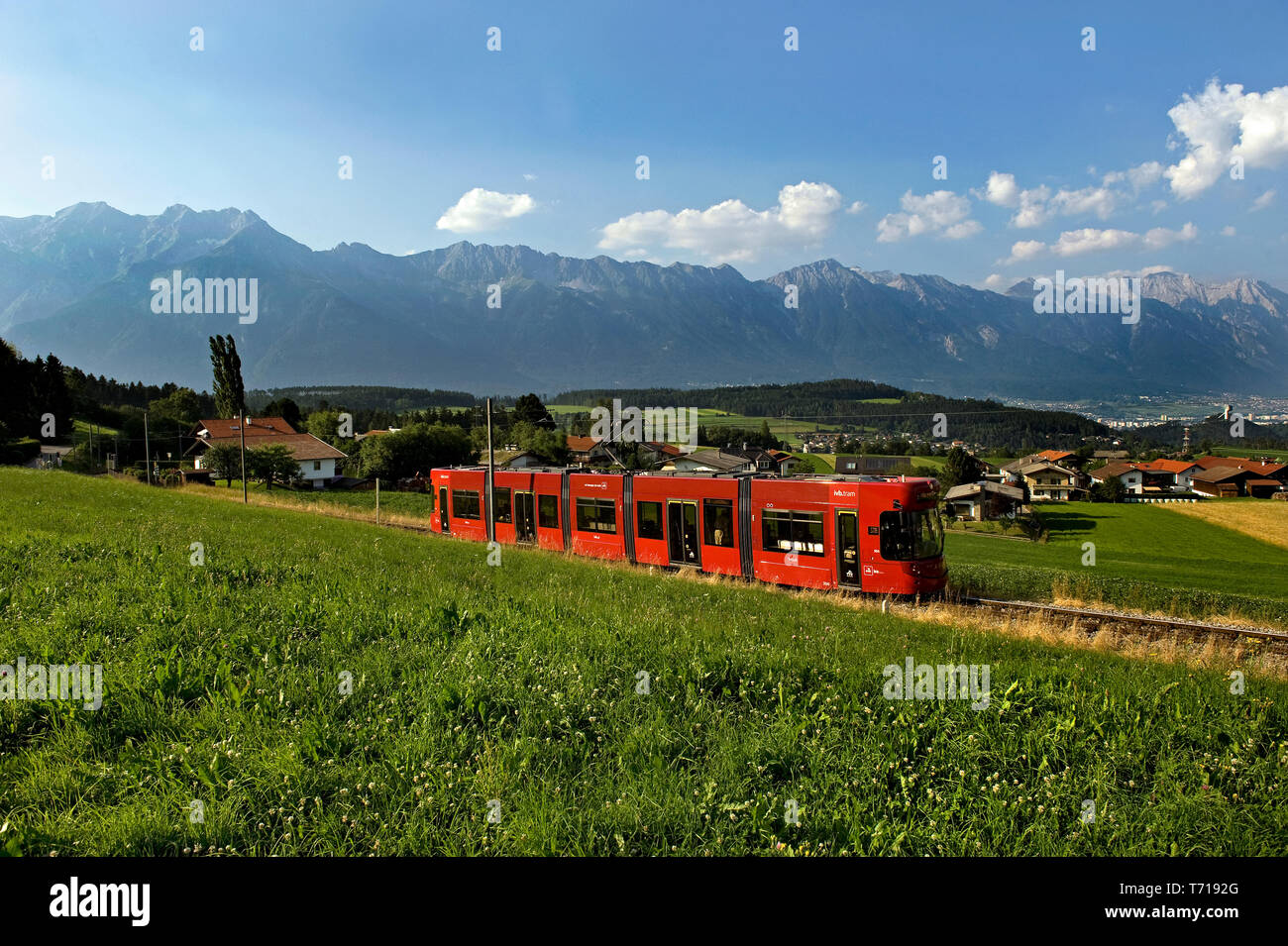 Mutters, Tirolo/ Austria; la funivia della valle dello Stubai (Stubaitalbahn), una carreggiata stretta interurbano di tram da Innsbruck a Fulpmes. Foto Stock