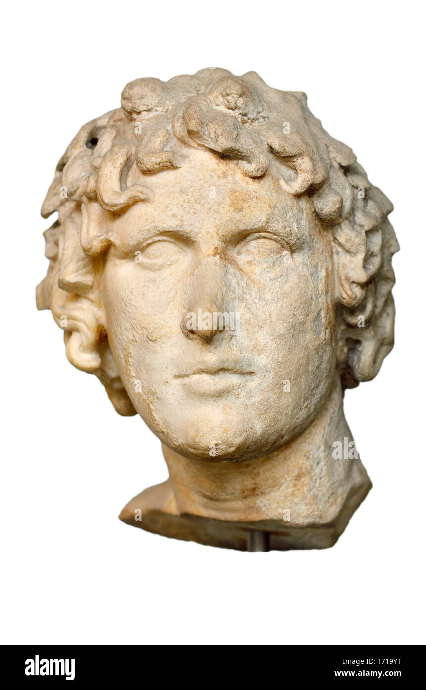 British Museum, Bloomsbury, Londra, Inghilterra, Regno Unito. Testa di marmo di un "vittorioso poeta'. (Età ellenistica - C150-50 BC) ghirlanda di Edera nei suoi lunghi capelli, simbolo di Foto Stock
