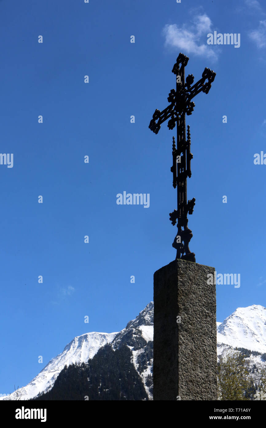 Croix en fer sur fond de ciel bleu. Massif du Mont-Blanc. Saint-Nicolas de Véroce. Foto Stock