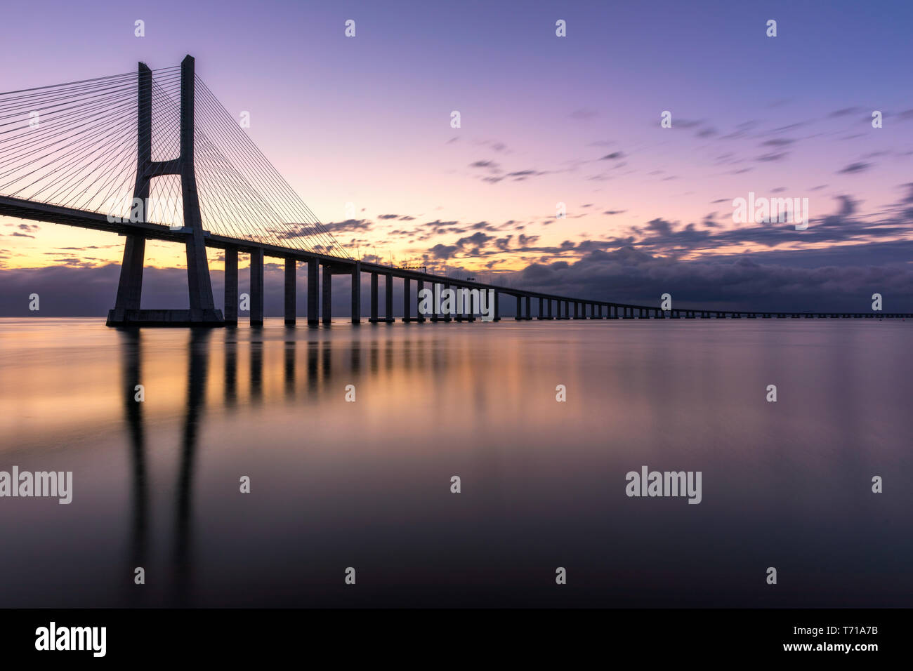 Dal ponte Vasco da Gama a sunrise a Lisbona, Portogallo. Dal ponte Vasco da Gama è un cavo-alloggiato bridge affiancato da viadotti e rangeviews che abbraccia il T Foto Stock