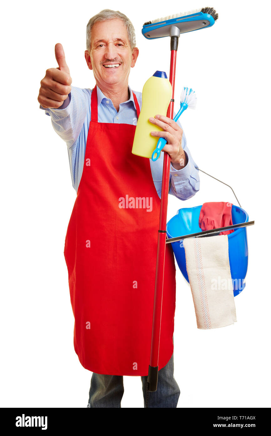 Sorridente houseman con detergente alla pulizia della molla mantiene il suo pollice in alto Foto Stock