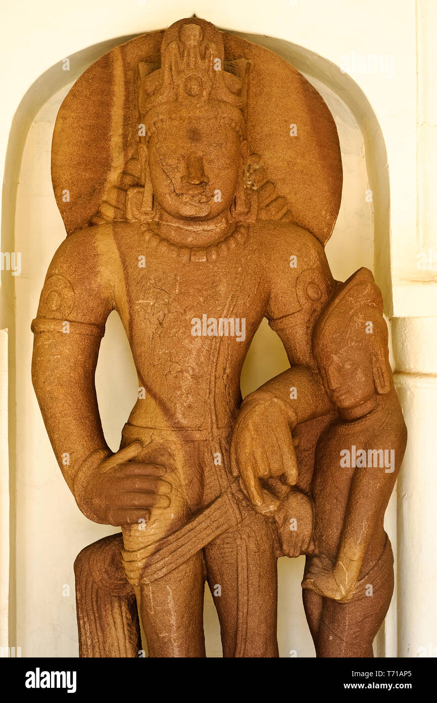 La scultura rappresenta la divinità Indù Shiva e suo figlio Kartik ( 7° secolo) ( India) Foto Stock