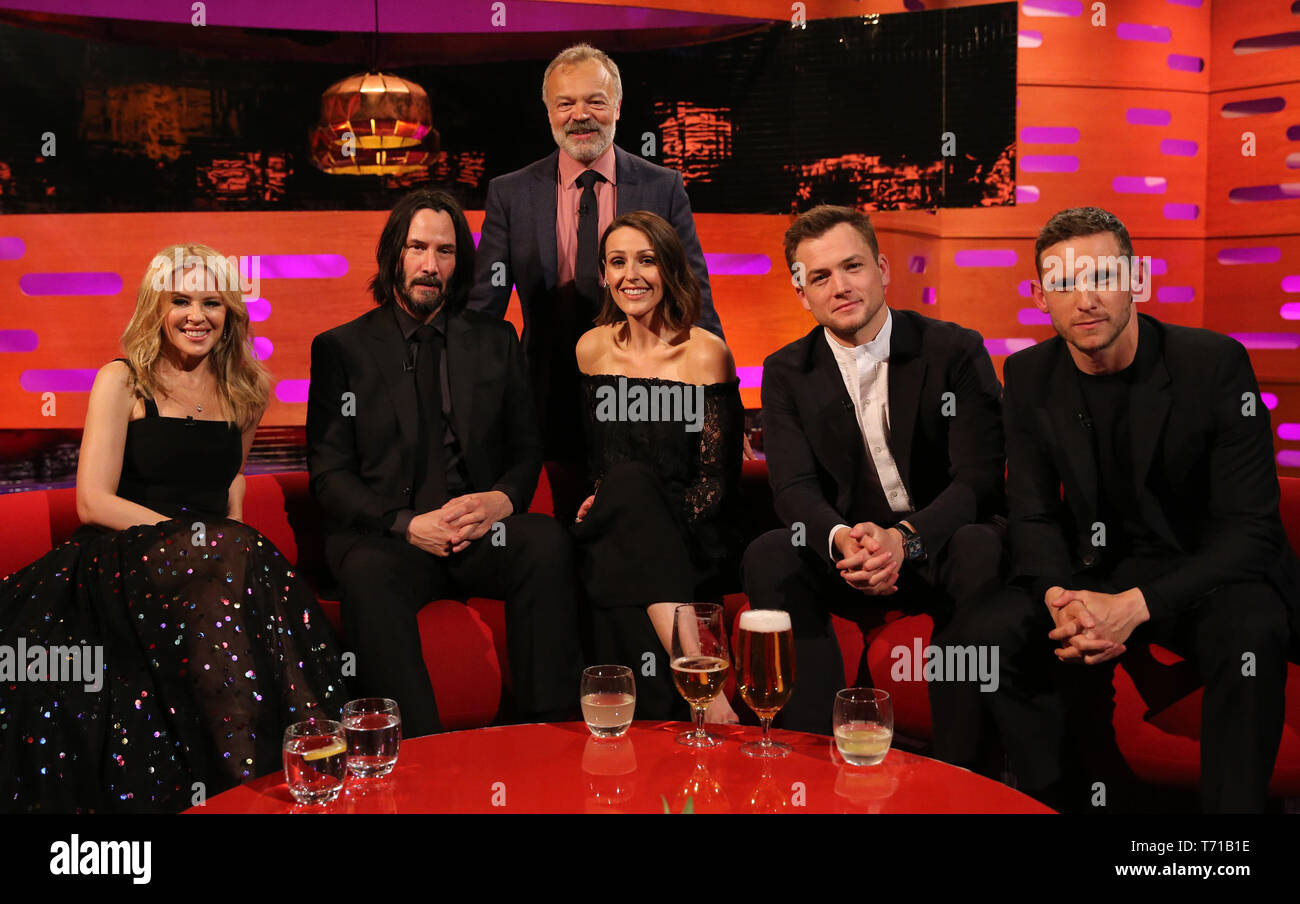 Host Graham Norton con (seduti da sinistra a destra) Kylie Minogue, Keanu Reeves, Suranne Jones, Taron Egerton e Jamie Bell durante le riprese per il Graham Norton Show alla BBC Studioworks 6 Centro Televisivo, Wood Lane, Londra, per essere messo in onda su BBC One il venerdì sera. Foto Stock