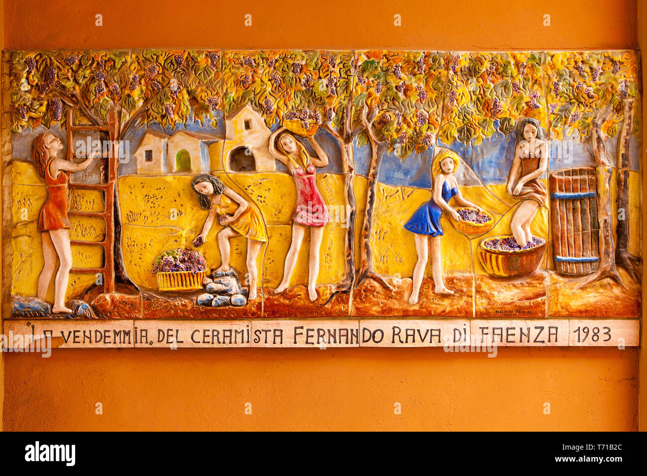 Rappresentazione della vendemmia su ceramica Dozza Italia Foto Stock