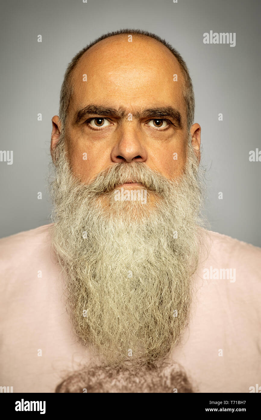 Senior uomo con un grigio barba lunga Foto Stock