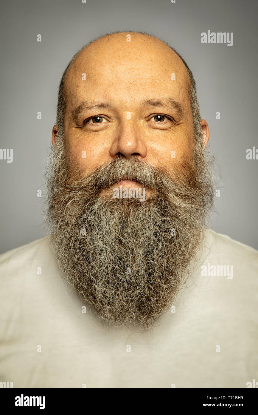 Senior uomo con un grigio barba lunga Foto Stock