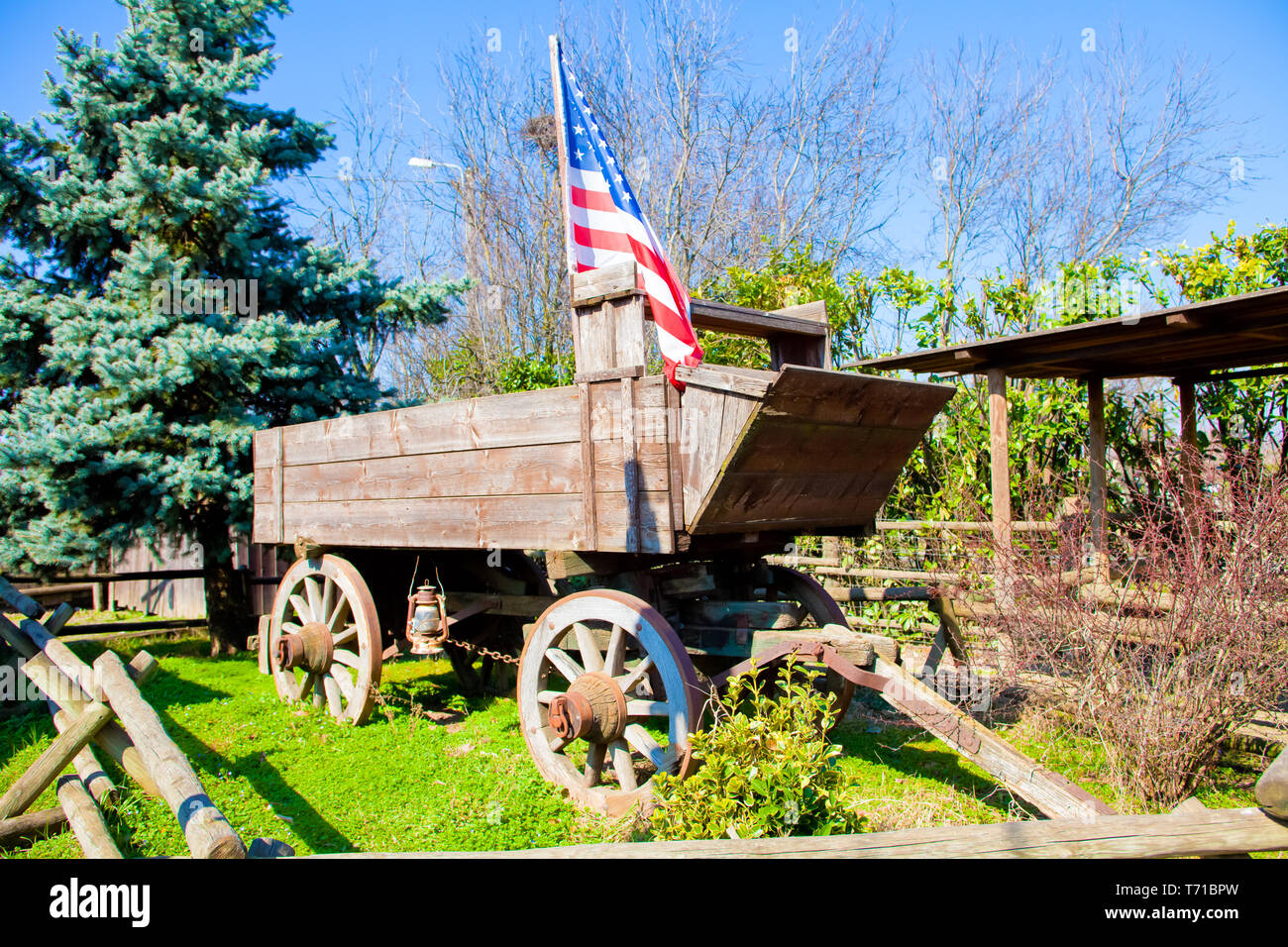 Il vecchio west carro in legno con bandiera Foto Stock