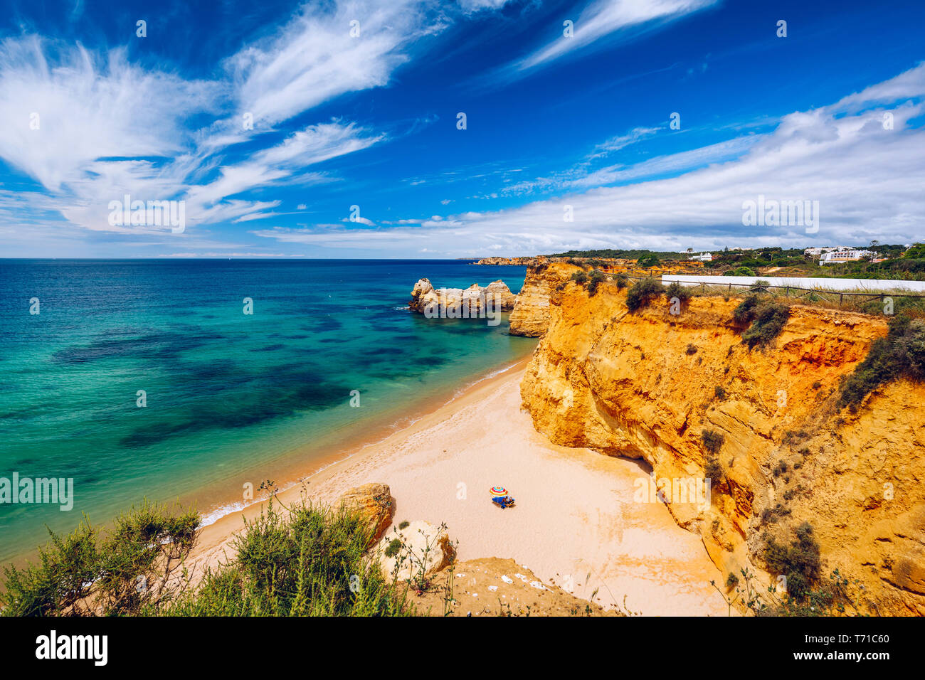 Praia dos Tres Castelos nel sud del Portogallo, Portimao, regione di Algarve. Paesaggio con oceano Atlantico, shore e rocce in Tres Castelos (spiaggia Praia dos Foto Stock