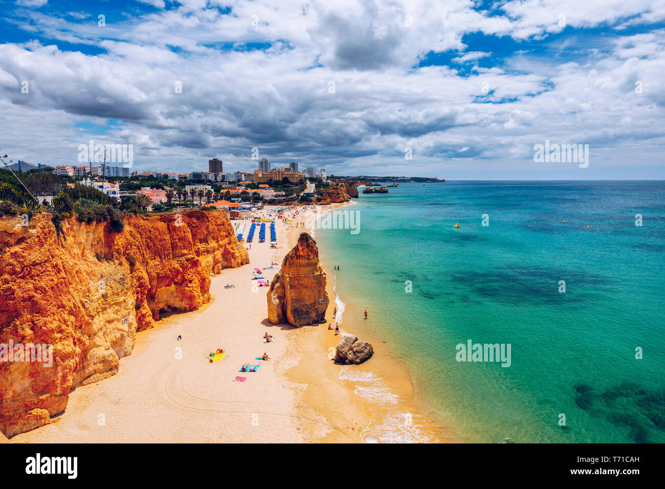 Vista di Praia do Vau in Algarve Portogallo. Vista della spiaggia di Vau (Praia do Vau) a Portimao Algarve; concetto per il viaggio in Portogallo e Alga Foto Stock