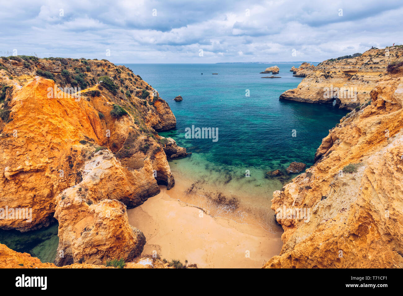 Submarino Beach ("Praia do submarino ' in portoghese), situato in Alvor, regione di Algarve, Portogallo. Praia do Submarino, bella spiaggia remota in Al Foto Stock
