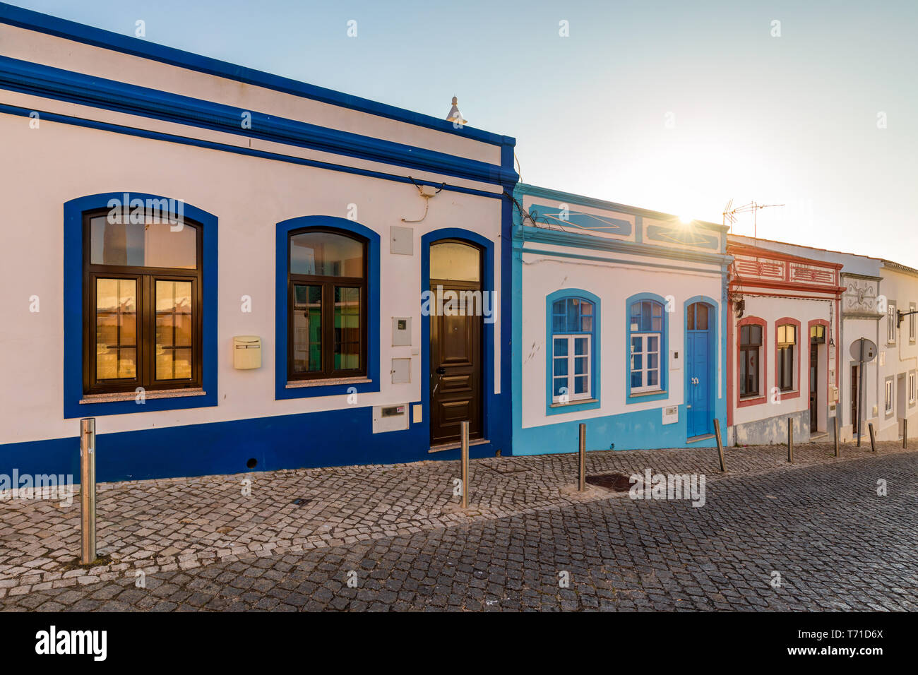 Street nella città vecchia nel centro di Lagos, regione di Algarve, Portogallo. Strada stretta a Lagos, Algarve, Portogallo. Le strade del centro storico o Foto Stock