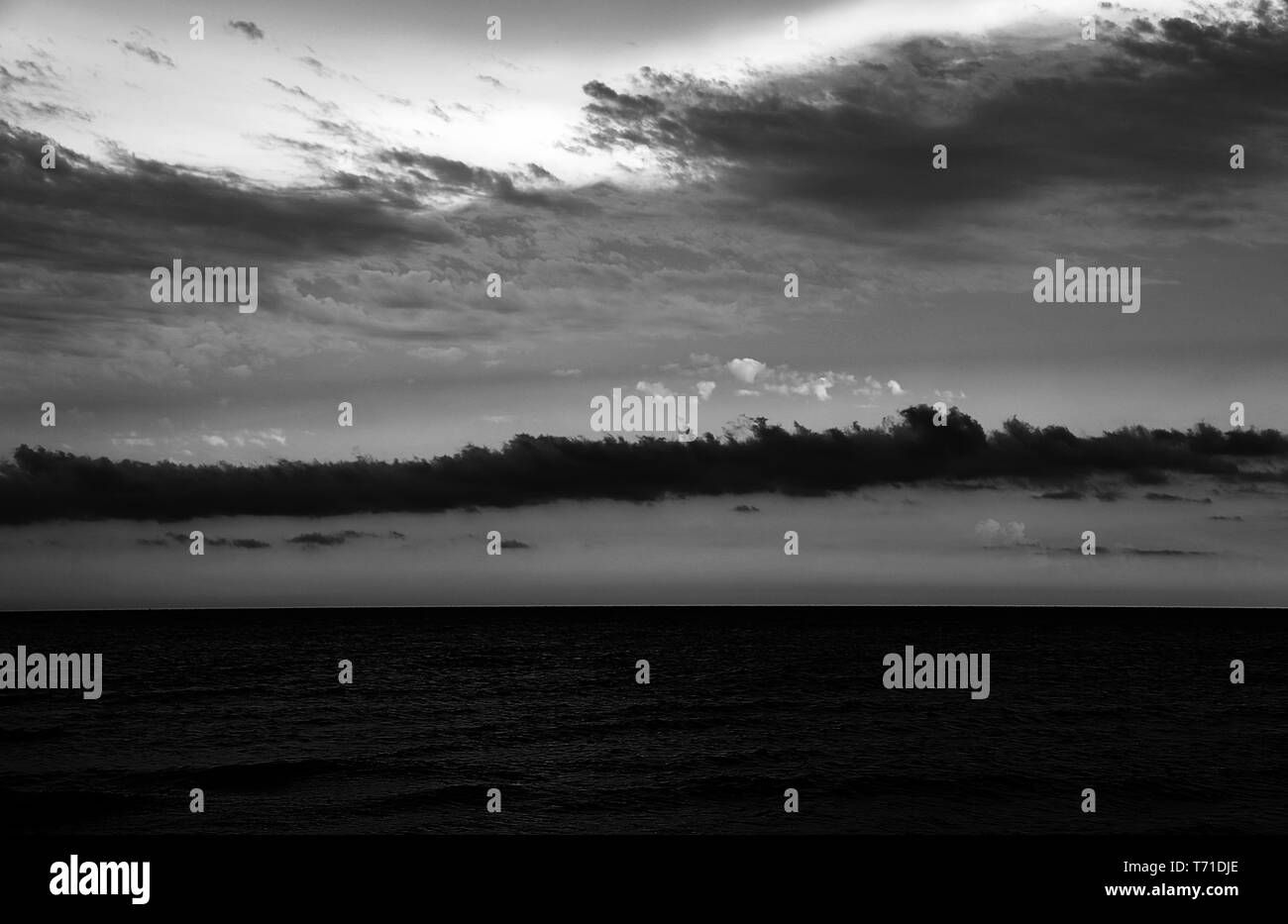 Acqua di mare e nuvole senza persone sfondo perfetto Foto Stock