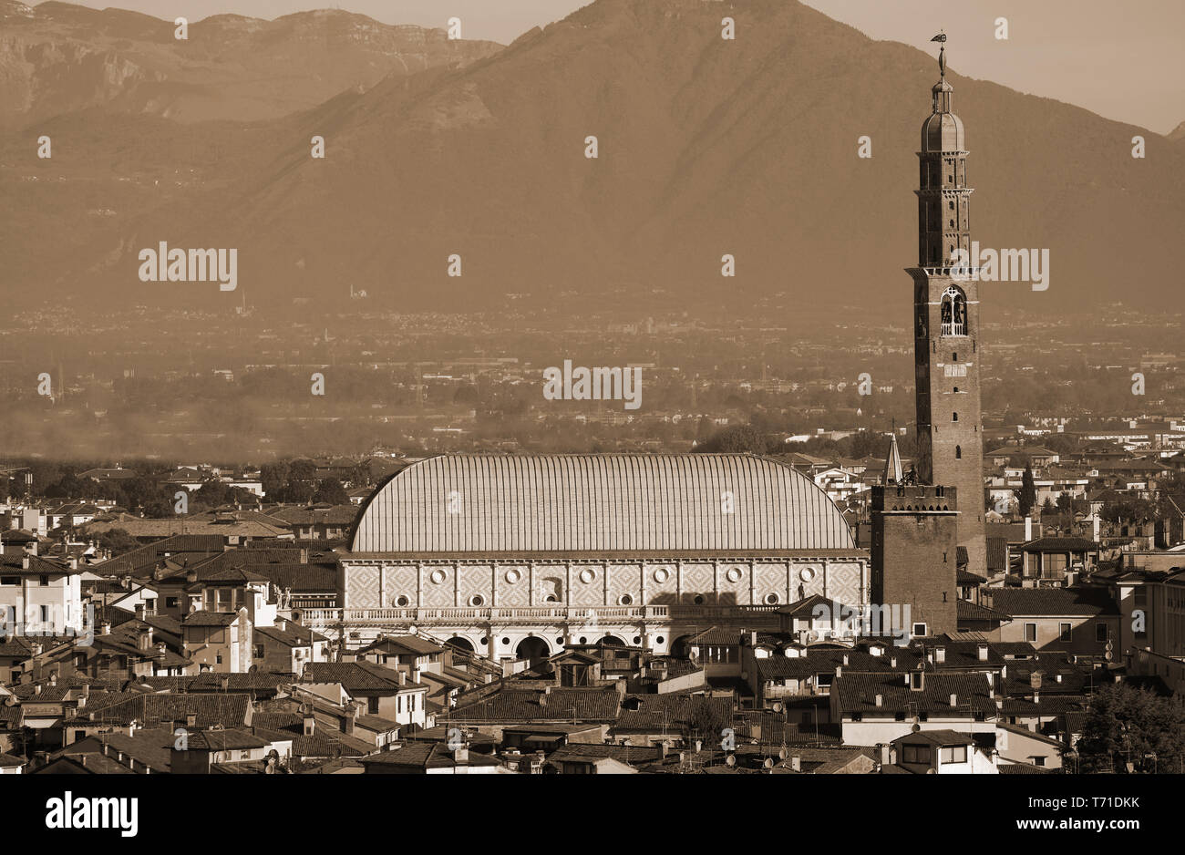 Vicenza città del Veneto con la nebbia e la seppia effetto tonico. Il grande monumento è chiamato Basilica Palladiana dall architetto Palladio Andrea Foto Stock