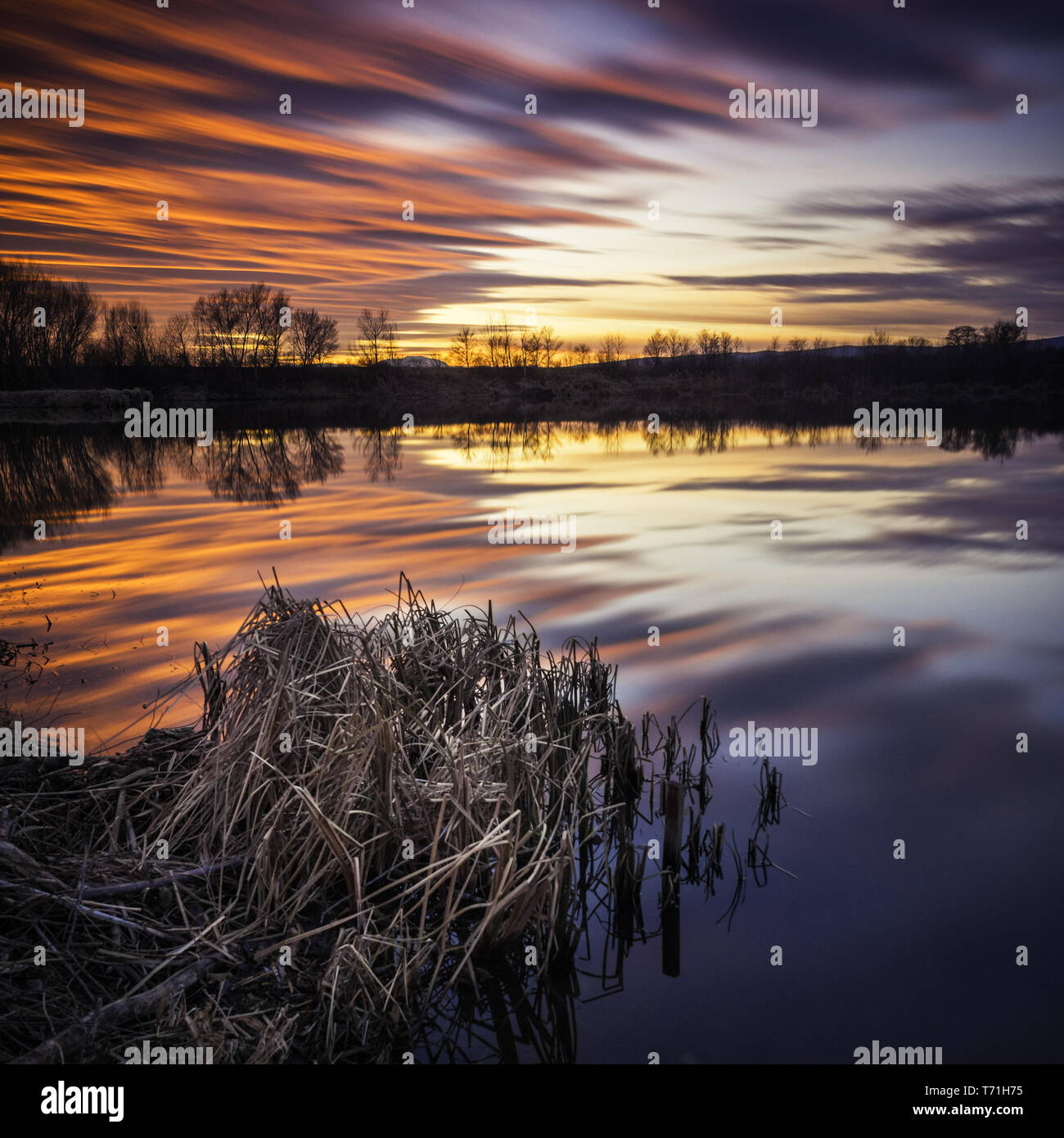 Riflessi del tramonto sul lago Foto Stock