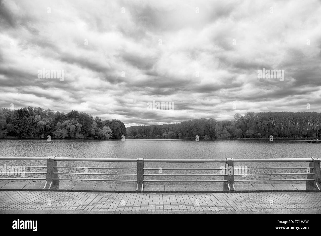 Parco con un lago in città Foto Stock