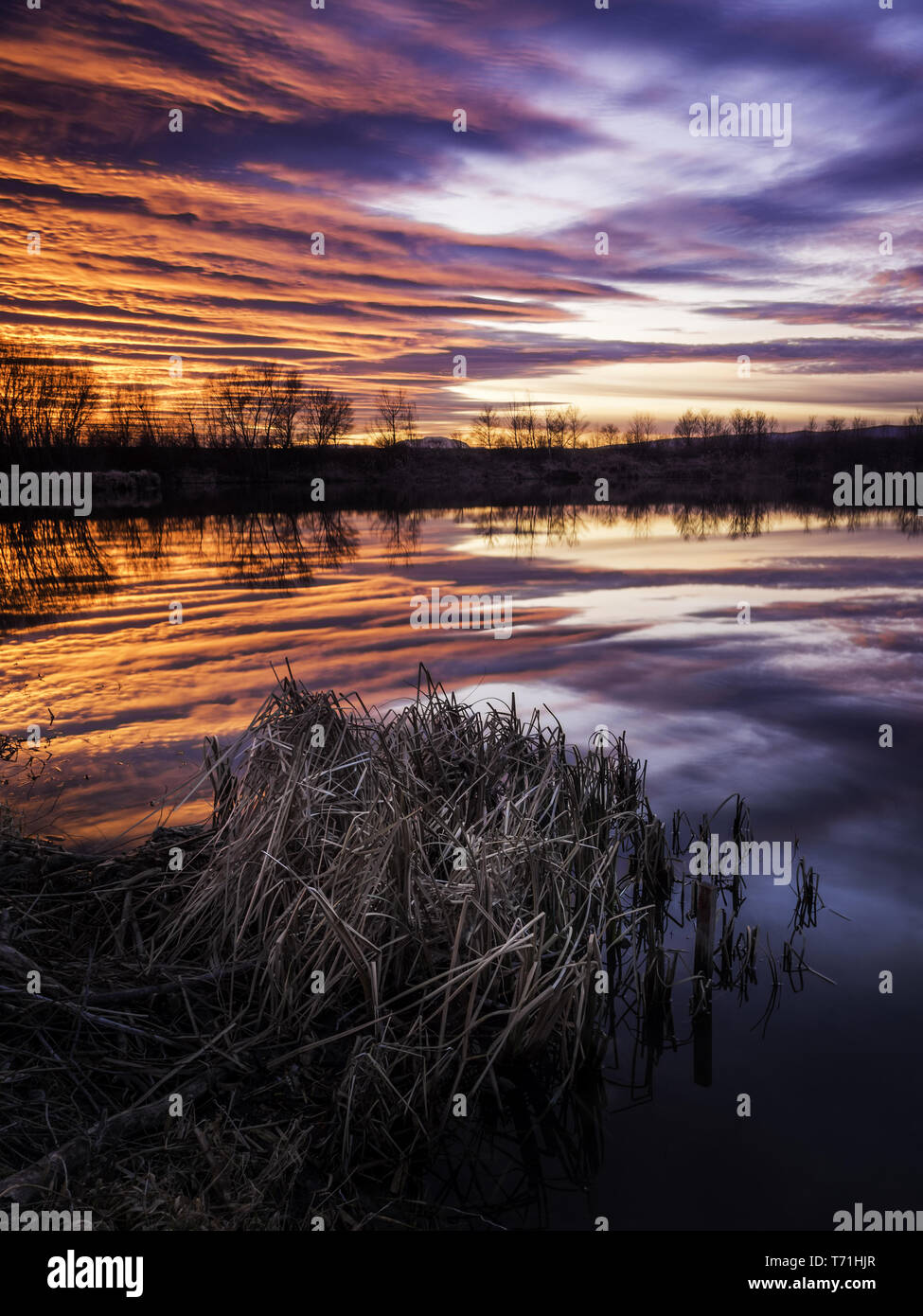 Riflessi del tramonto sul lago Foto Stock