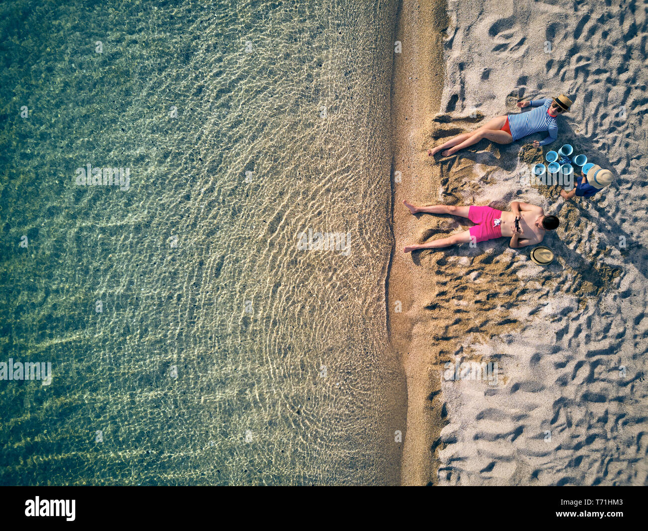 Bella spiaggia con la famiglia drone shot Foto Stock