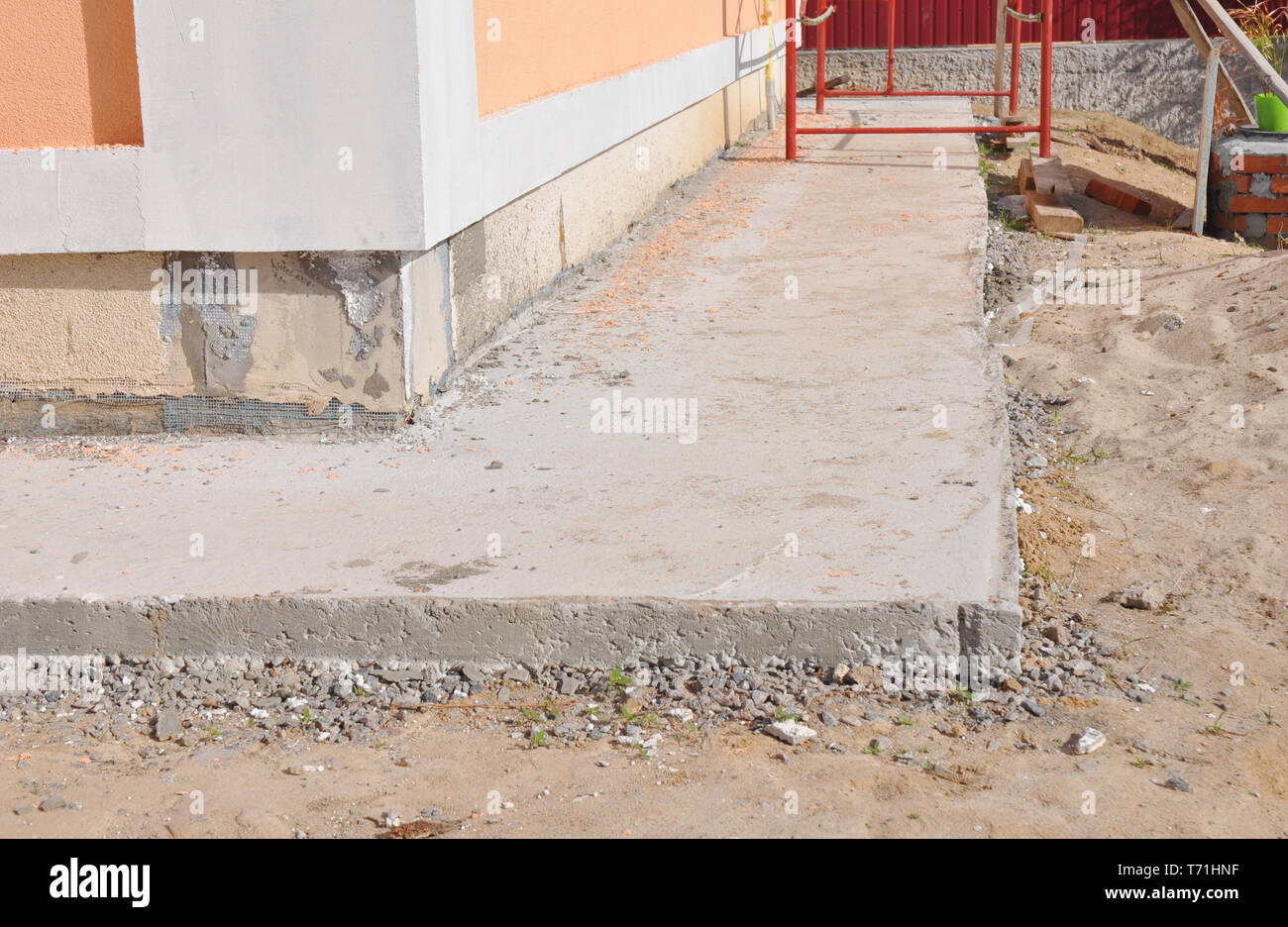 Vicino a casa di impermeabilizzazione di fondazione, impermeabilizzanti con percorso concreto per evitare perdite di acqua per il muro di casa. Foto Stock