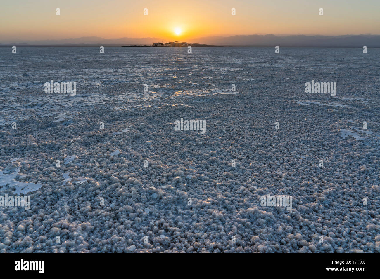 Tramonto sulle pianure di sale del Lago Asale nella depressione di Danakil in Etiopia, Africa Foto Stock