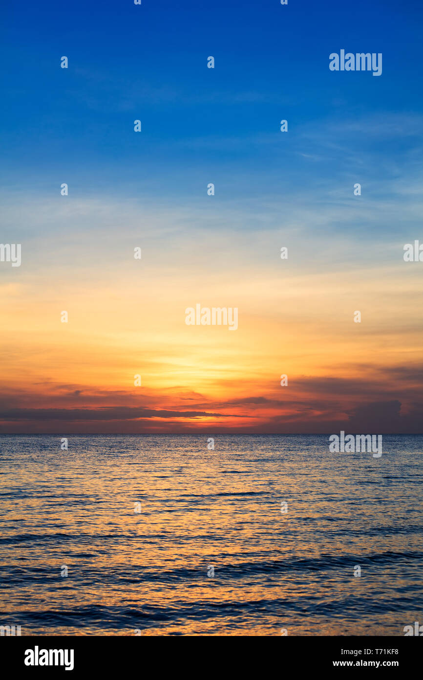 Tramonto sul mare su una chiara serata Foto Stock