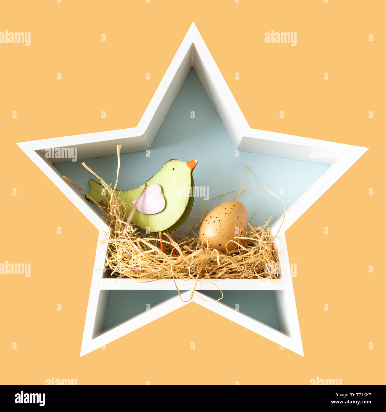 Nido di pasqua con un uccello e un uovo Foto Stock