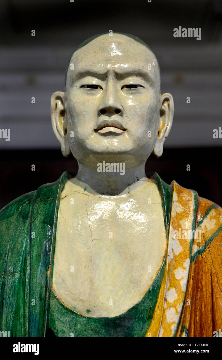 British Museum, Bloomsbury, Londra, Inghilterra, Regno Unito. Il cinese smaltato porcellanato ceramica - seduto Luohan (discepolo del Buddha) Dinastia Liao (907-1125) Foto Stock