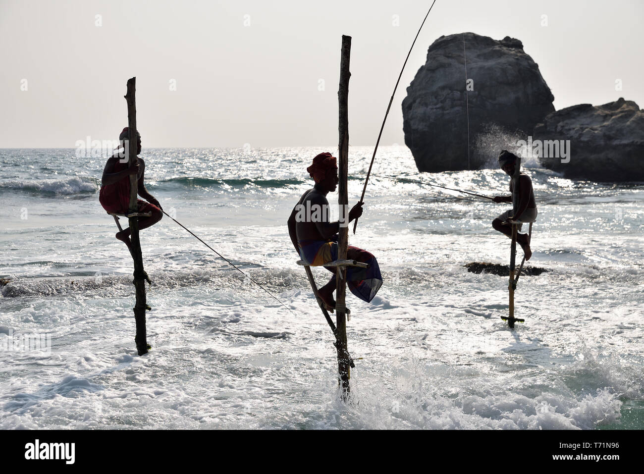 I pescatori locali sono la pesca in uno stile unico Foto Stock