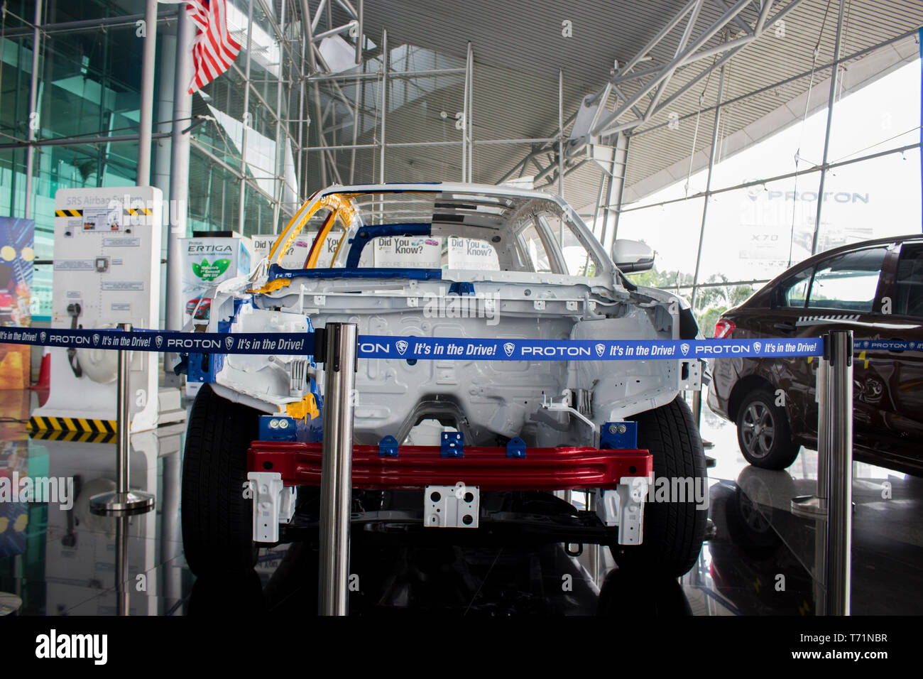 Proton auto danneggiata per mostrare all'interno della società principale. Foto Stock