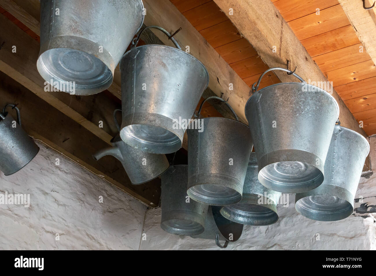 CARDIFF, Regno Unito - 27 aprile : benne galvanizzato in un negozio di ferramenta a St Fagans il Museo Nazionale di Storia a Cardiff il 27 aprile Foto Stock
