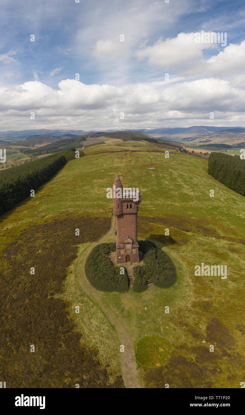 Vista aerea del monumento commemorativo Airlie sulla collina di Tulloch tra Glen Prosen e Glen Clova, vicino a Kirriemuir, Angus, Scozia. Foto Stock