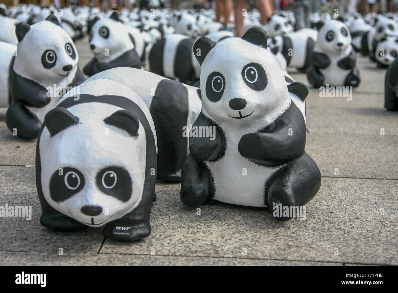 Berlino, Germania, 6 Agosto 2013 - Il WWF festeggia il suo cinquantesimo anniversario con un panda tour. 1600 sculture di Pandabaeren sono state impostate nella parte anteriore di Berlino Stazione Centrale. Queste corrispondono alle effettivamente ancora viventi numero di Pandabaeren in libertà. Foto Stock
