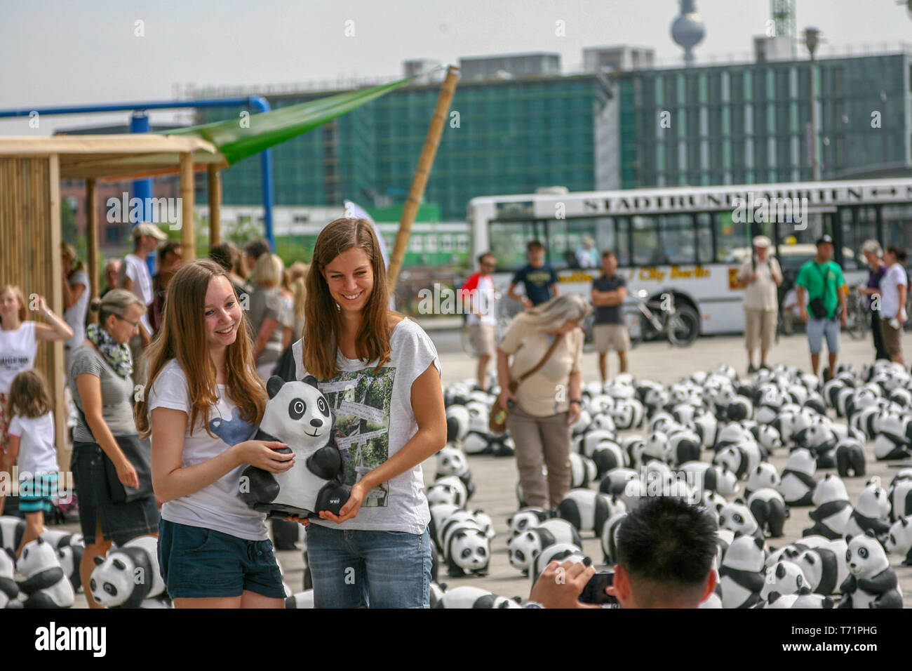 Berlino, Germania, 6 Agosto 2013 - Il WWF festeggia il suo cinquantesimo anniversario con un panda tour. 1600 sculture di Pandabaeren sono state impostate nella parte anteriore di Berlino Stazione Centrale. Queste corrispondono alle effettivamente ancora viventi numero di Pandabaeren in libertà. Foto Stock