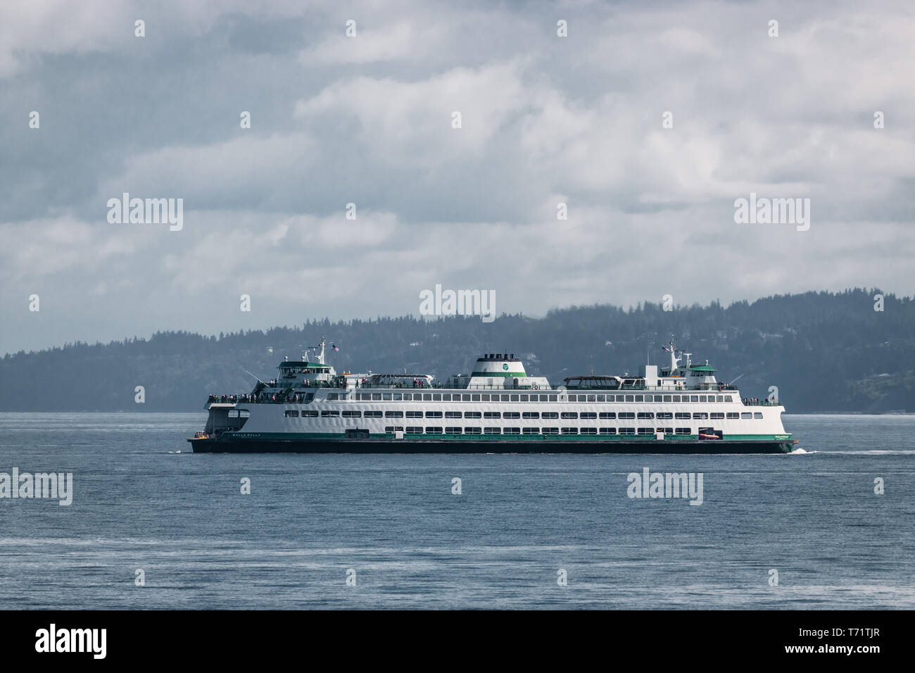 Il traghetto Walla Walla fa il suo modo su un nuvoloso giorno di estate da Bainbridge Island a Seattle nel Puget Sound, nello stato di Washington. Foto Stock