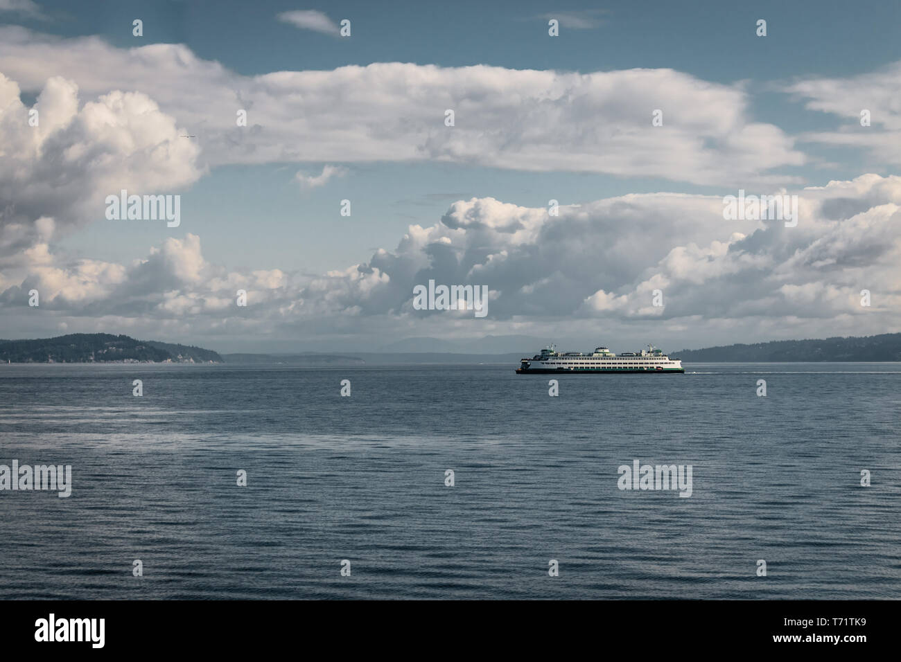 Il traghetto Walla Walla fa il suo modo su un nuvoloso giorno di estate da Bainbridge Island a Seattle nel Puget Sound, nello stato di Washington. Foto Stock