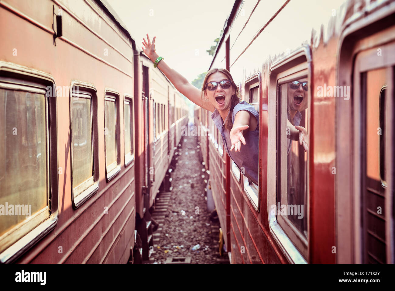 Felice ragazza sul treno Foto Stock