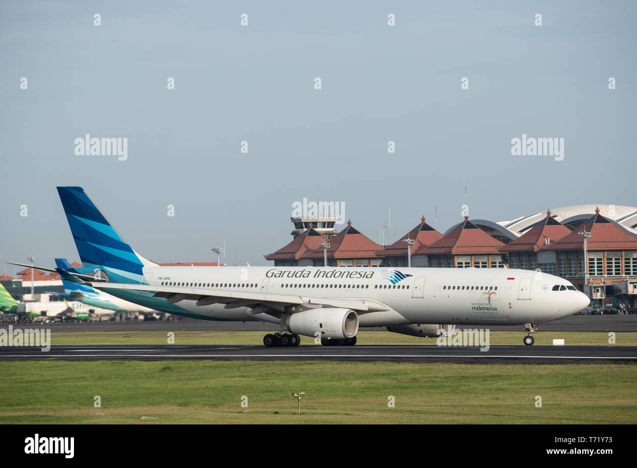 DENPASAR/BALI-aprile 20 2019:aeromobili commerciali di proprietà di bianco Garuda Indonesia compagnie aeree sono voce per il grembiule presso l'aeroporto internazionale di Bali Foto Stock