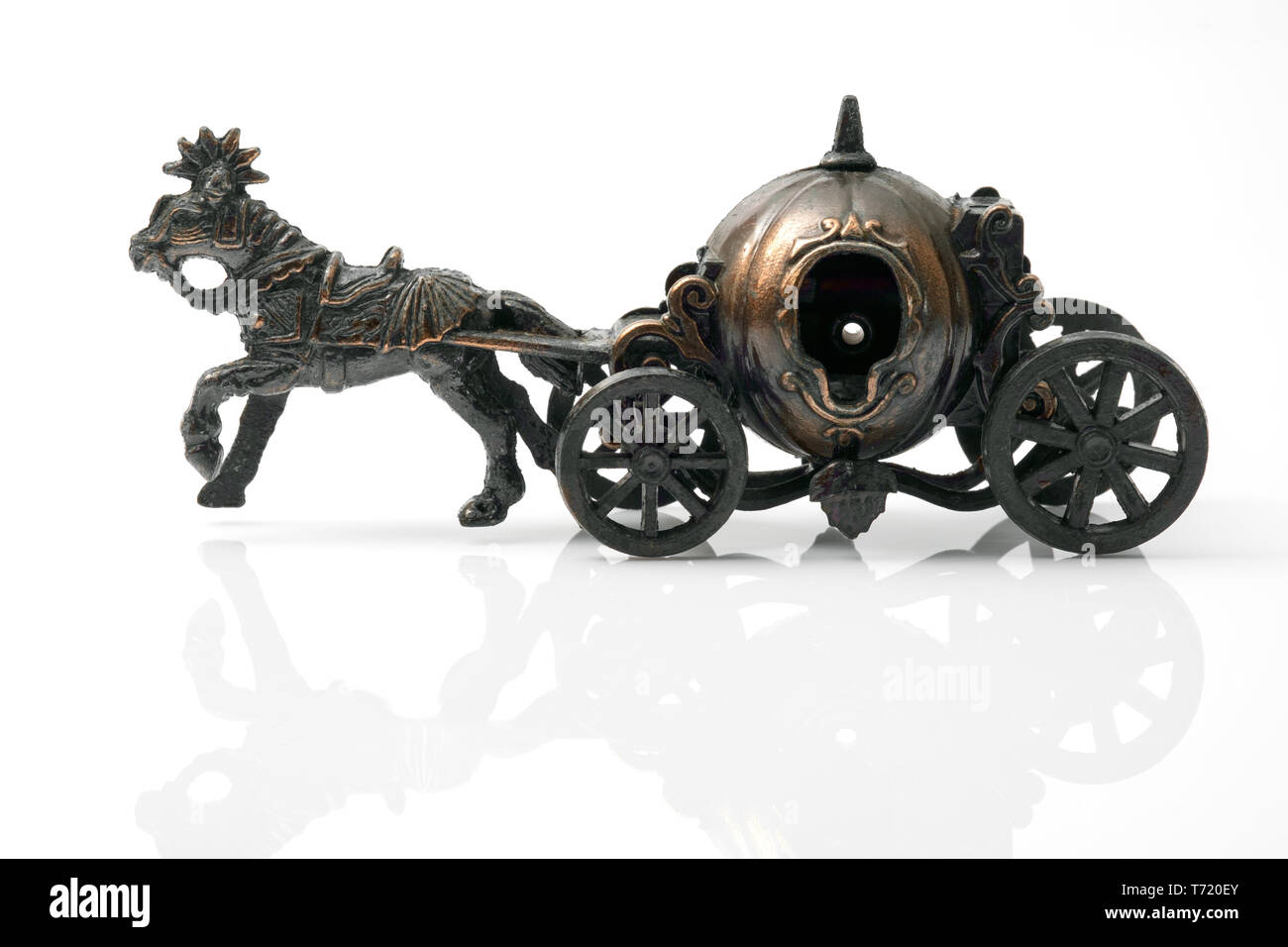 Giocattolo vintage, carrozza su sfondo bianco. Foto Stock