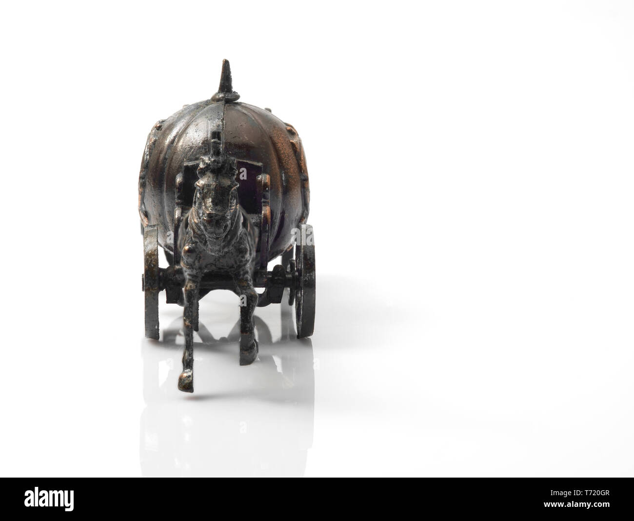 Giocattolo vintage, carrozza su sfondo bianco. Foto Stock