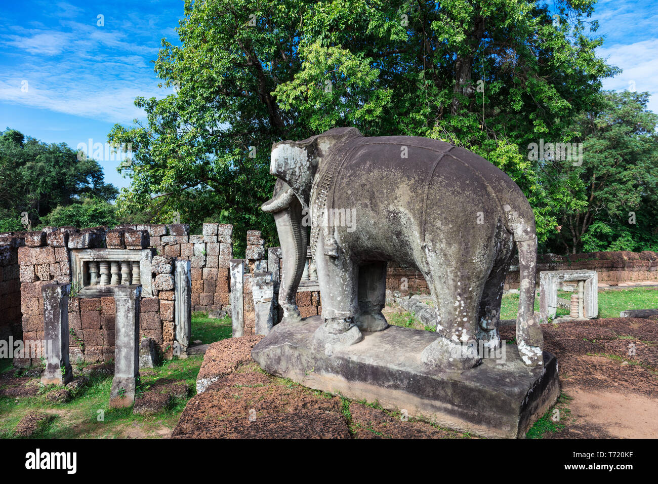 La scultura di un elefante e rovine Foto Stock