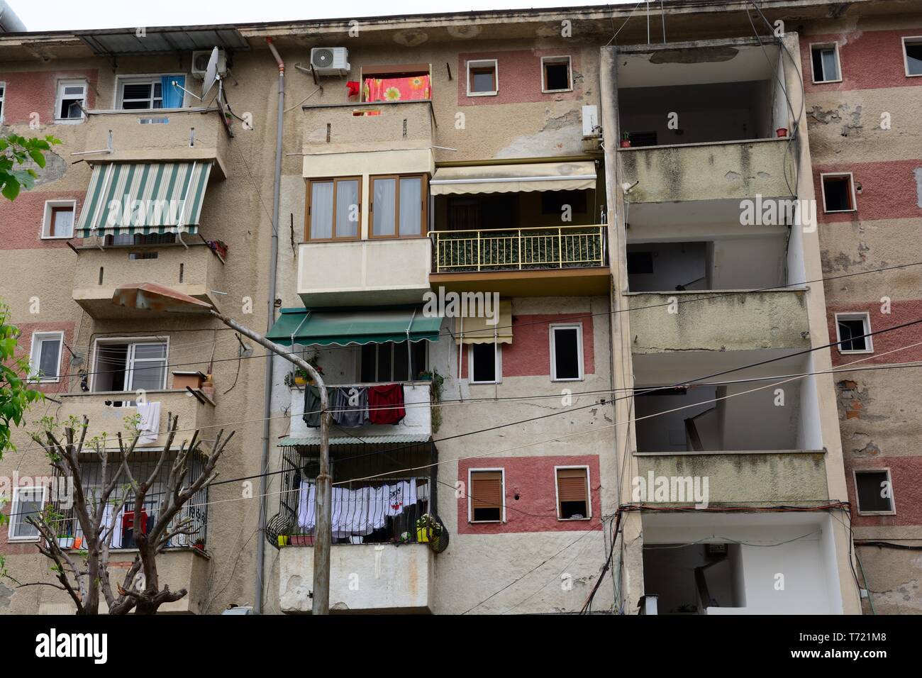 Parte di un blocco di appartamenti costruito nel corso del periodo comunista noto come blocchi grigi Kruja Albania Foto Stock