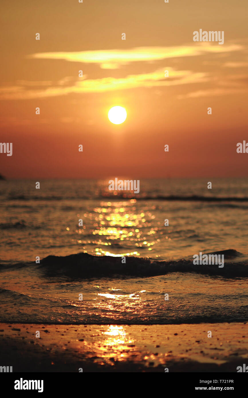 Bella arancio brillante tramonto sulla spiaggia, nessun filtro immagine. vista incredibile con il mare del Nord al tramonto Foto Stock