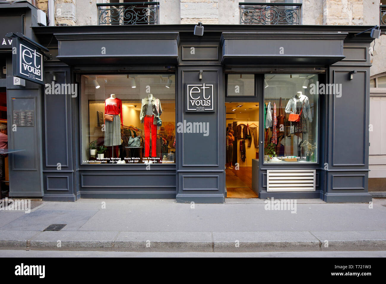 Et Vous, 4 Place des Celestini, Lione, Francia. esterna di una boutique di abbigliamento. Foto Stock