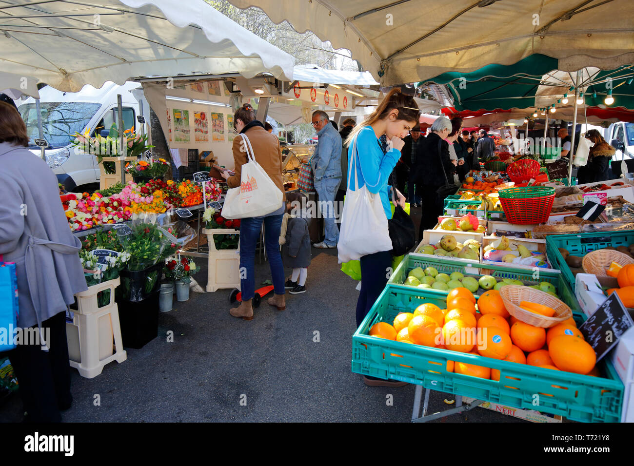 La gente lo shopping al weekend farmers market in Croix Rousse, Lione, Francia Foto Stock