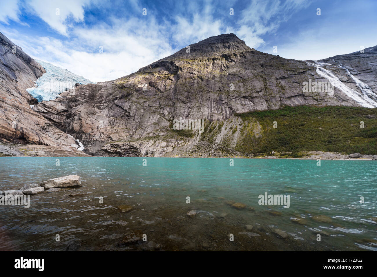 Il Ghiacciaio Briksdal, lago, Norvegia Foto Stock