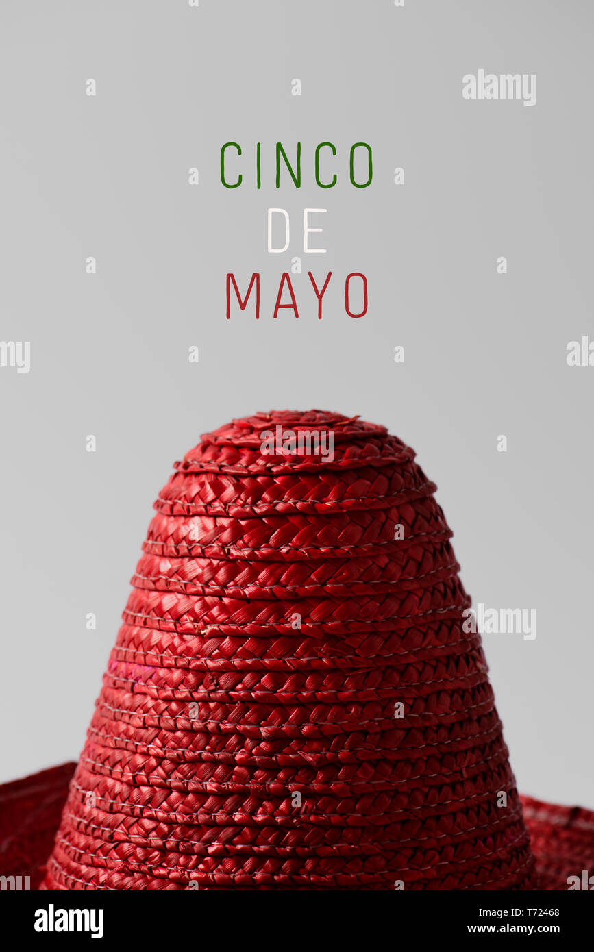 Un rosso Mexican Hat e il testo Cinco de Mayo, 5 maggio in spagnolo, un popolare vacanza messicana che commemora de la vittoria nella battaglia di Puebla, writte Foto Stock