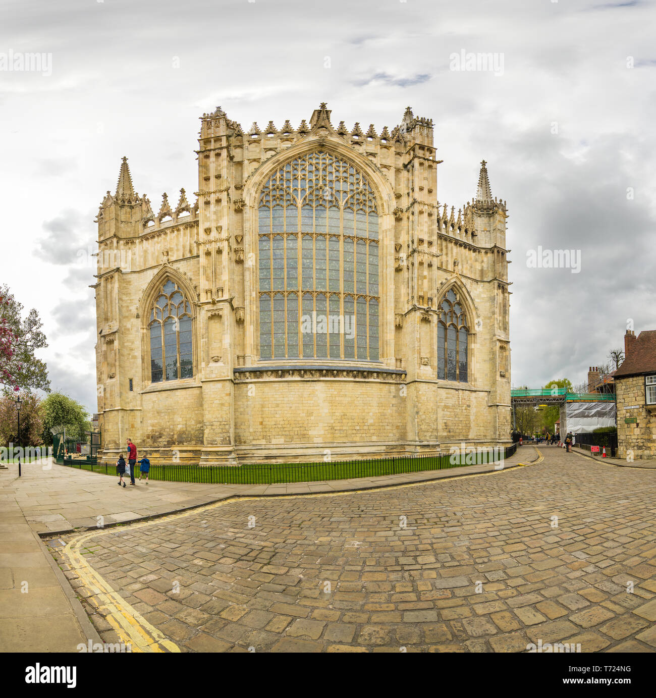 Finestra orientale e l' esterno della cattedrale medievale (minster) a York, Inghilterra, su un nuvoloso giorno di primavera. Foto Stock