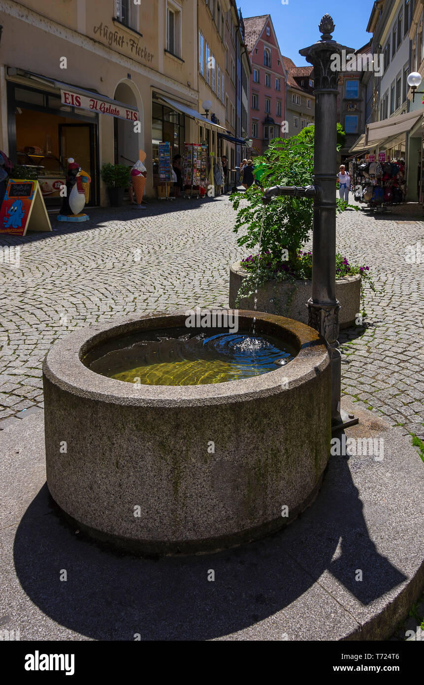 Storica fontana in Cramergasse nella vecchia città di Lindau sul Lago di Costanza, Baviera, Germania, Europa. Foto Stock